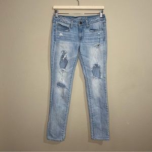 American Eagle size 4 skinny stretch light wash jeans w/ holes on the front